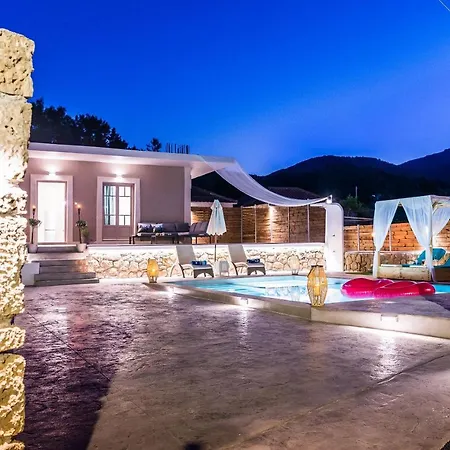 Anatoli Villa *