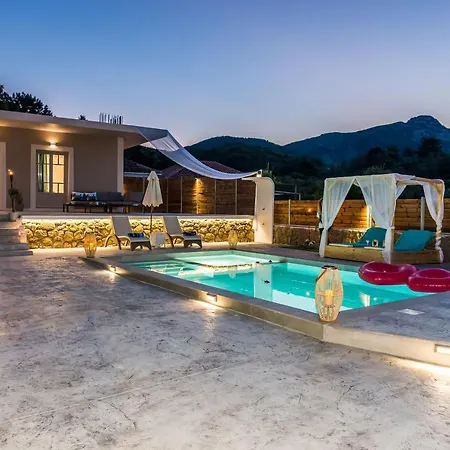 Anatoli Villa *