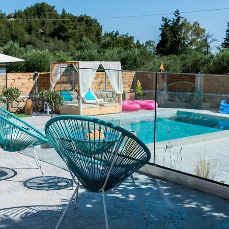Anatoli Villa *